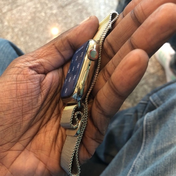 GOLD APPLE WATCH SERIES 8 BRAND NEW NO SCRATCHES AT ALL CRISPY OPEN BOX - Picture 5 of 8